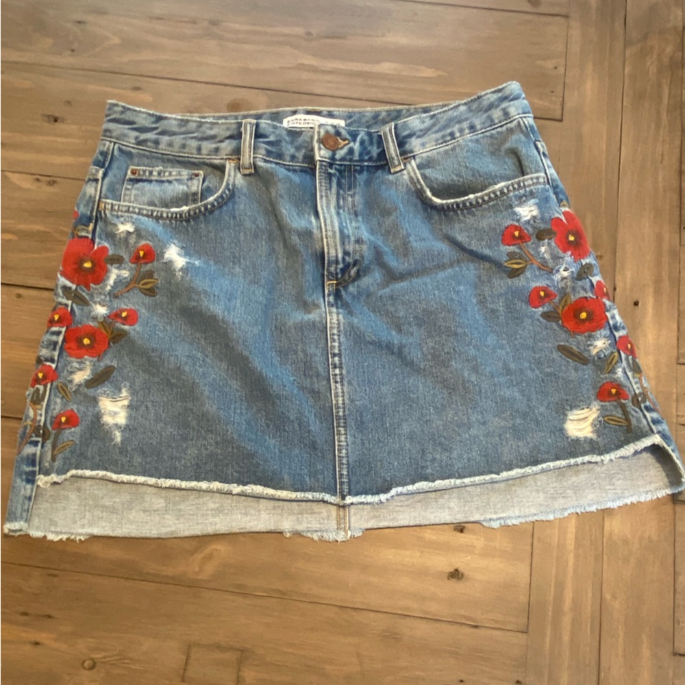 Zara Distressed Embroidered Denim Skirt - size L